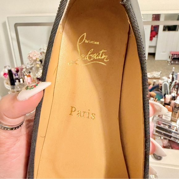 Christian Louboutin Elegant Black Flats with Bow - Picture 4 of 12